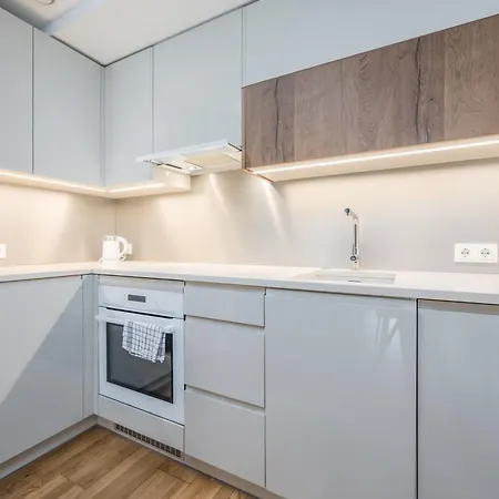 Cozy Center With Desk - Steps To Old Town Apartment